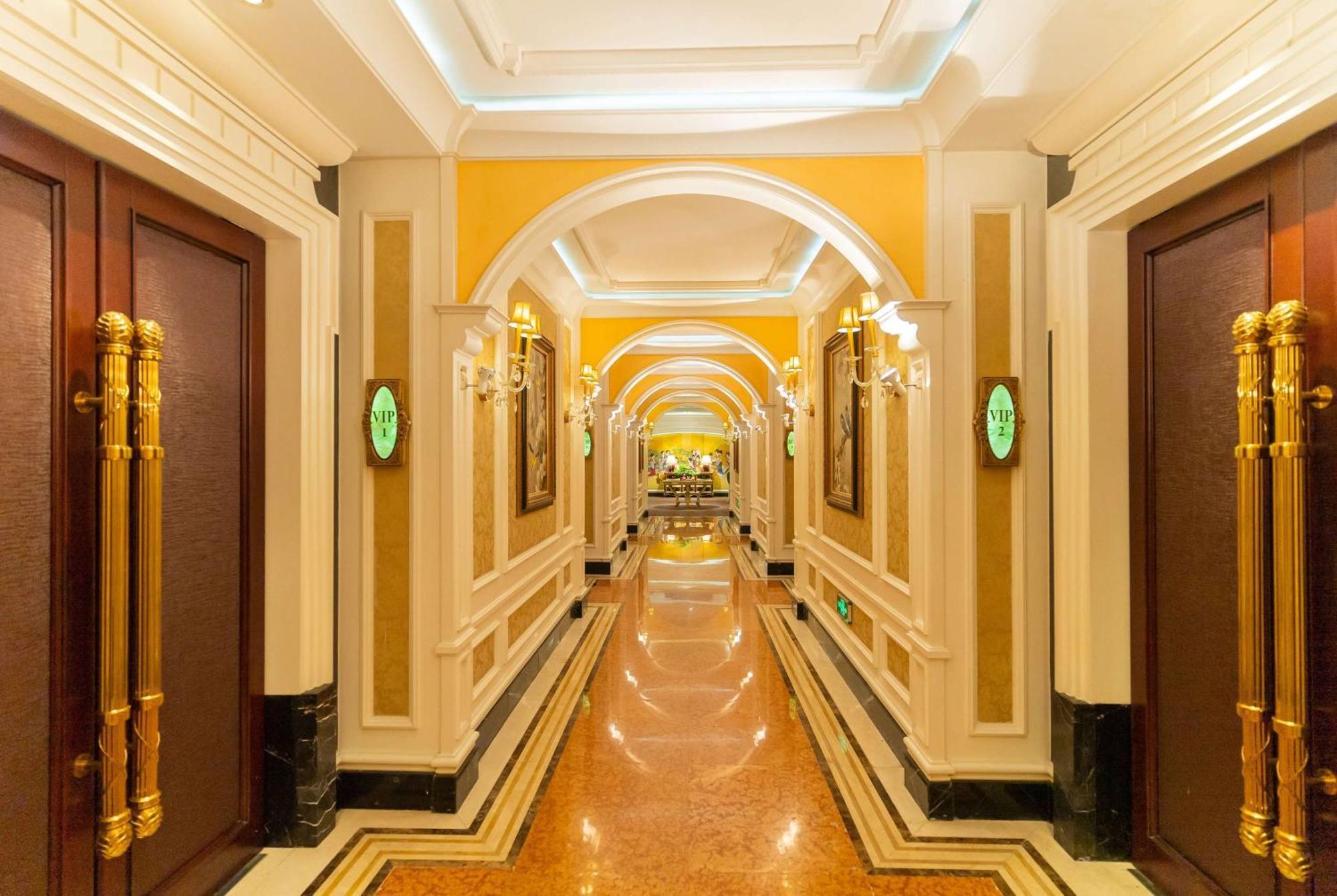Ramada Plaza Optics Valley Hotel Wuhan  Bagian luar foto