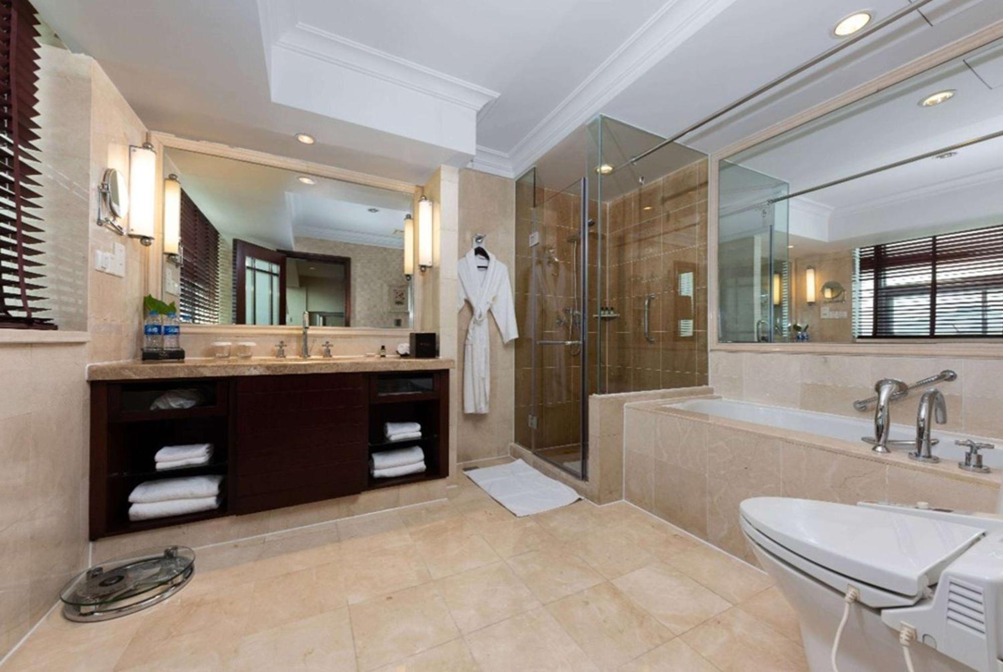 Ramada Plaza Optics Valley Hotel Wuhan  Bagian luar foto