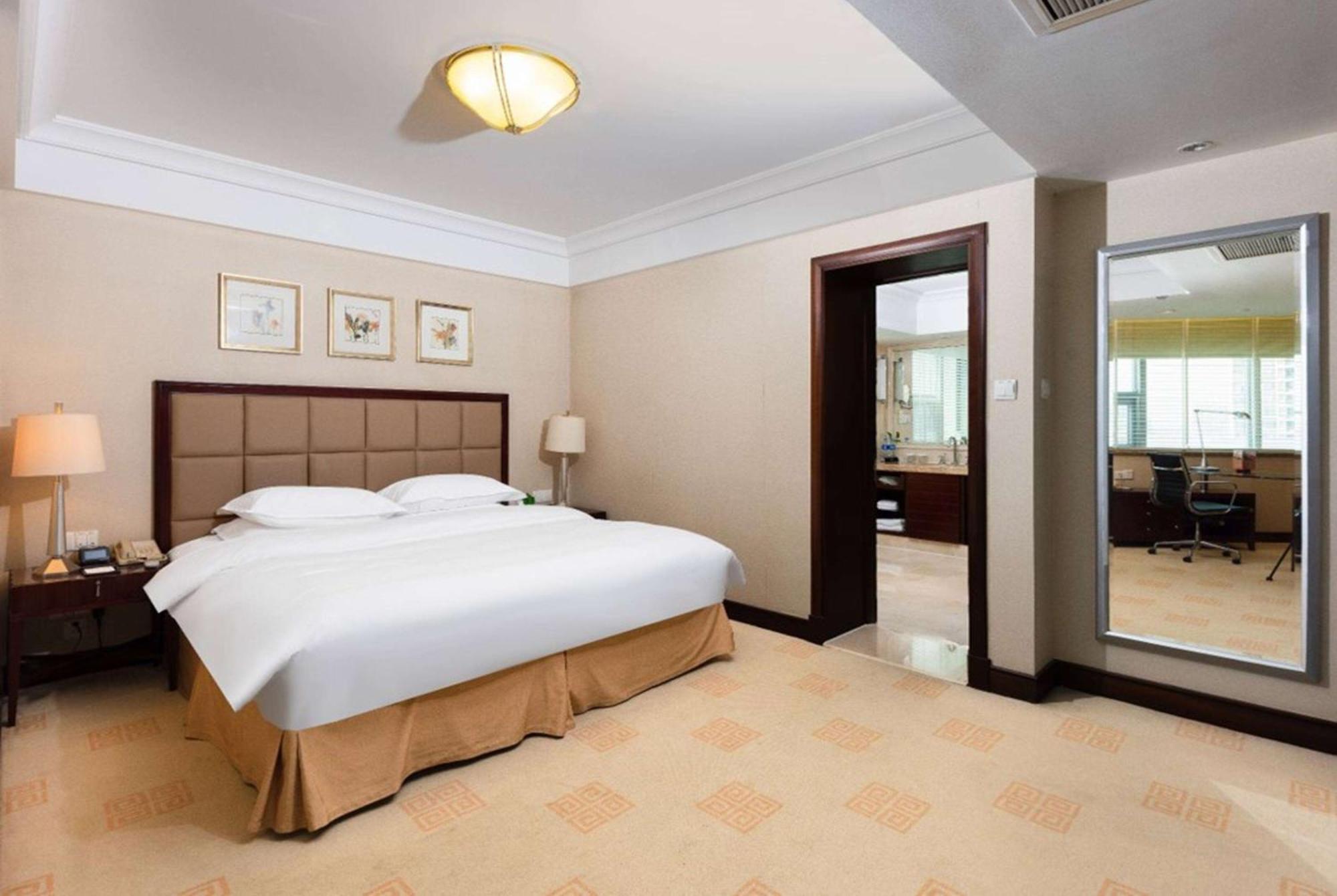 Ramada Plaza Optics Valley Hotel Wuhan  Bagian luar foto