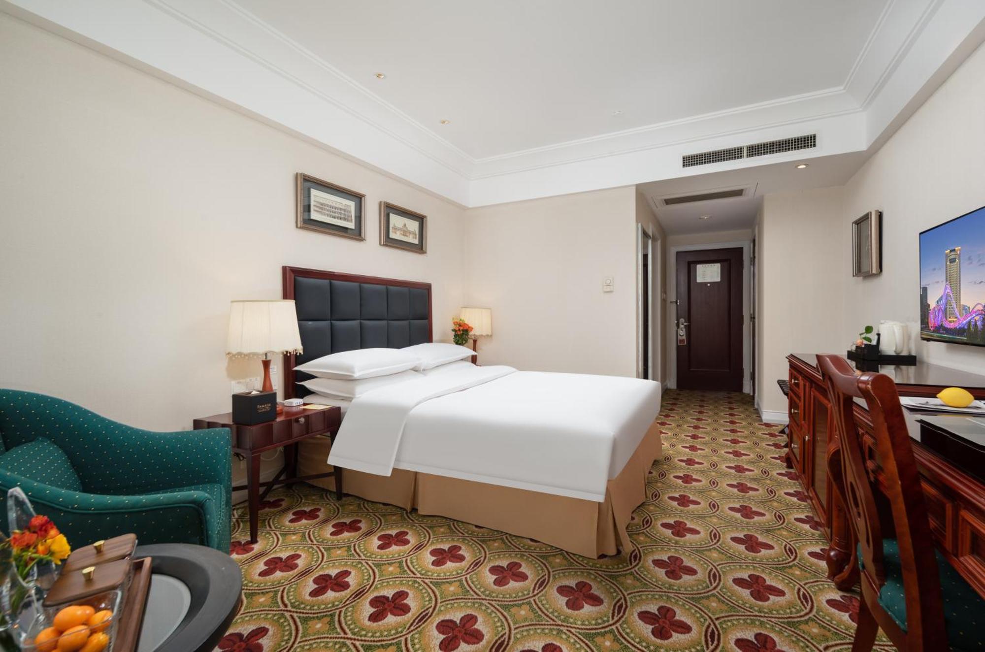 Ramada Plaza Optics Valley Hotel Wuhan  Bagian luar foto