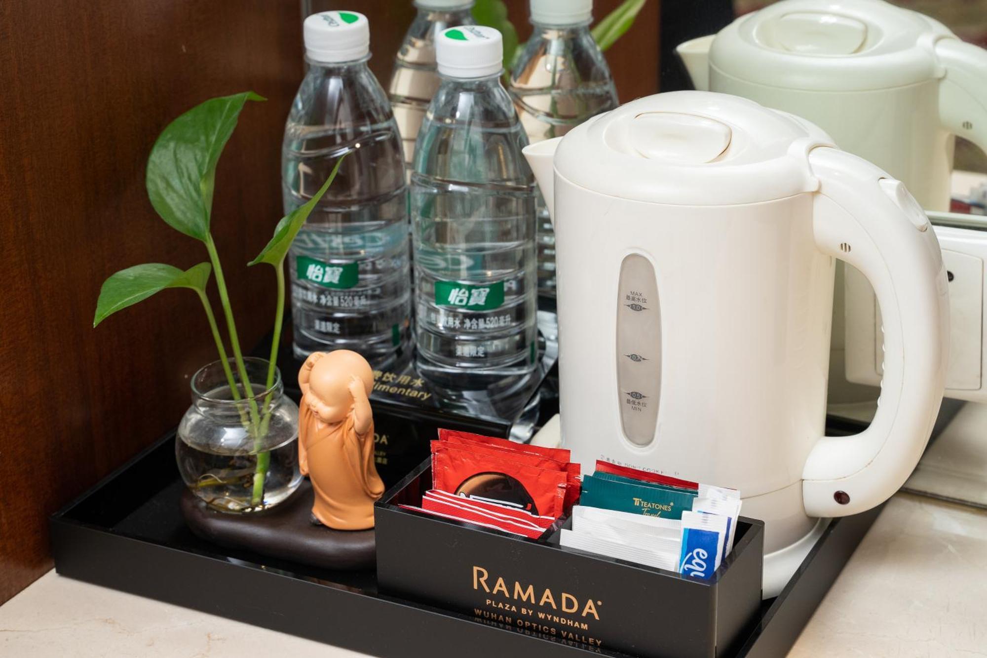 Ramada Plaza Optics Valley Hotel Wuhan  Bagian luar foto