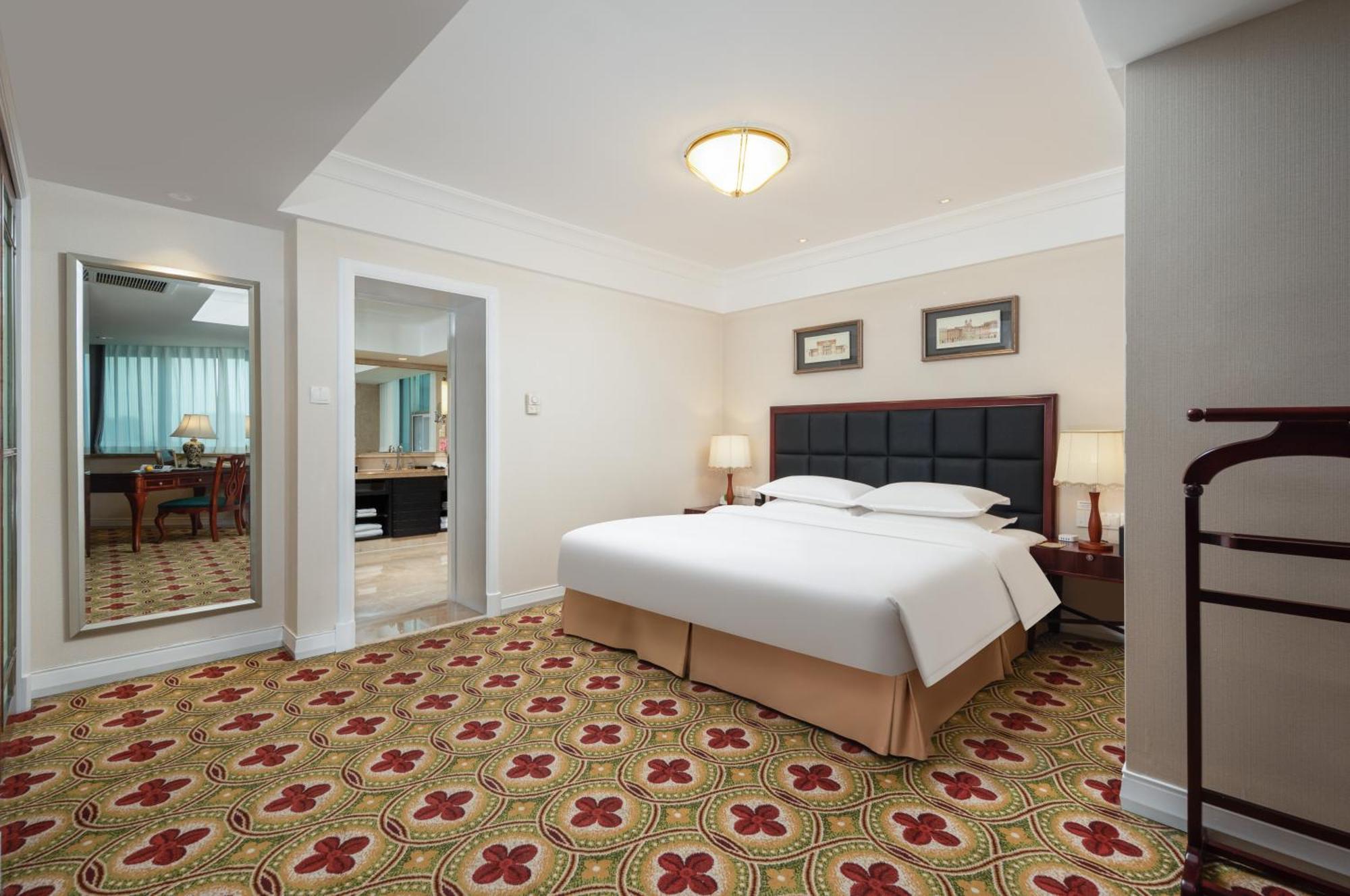 Ramada Plaza Optics Valley Hotel Wuhan  Bagian luar foto